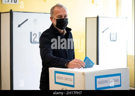 Torino, Italia. 17 ottobre 2021. Paolo Damilano, sindaco di Torino candidato alla coalizione di centro-destra, ha calato il suo voto in un seggio elettorale durante il periodo di scasso delle elezioni per scegliere il nuovo sindaco di Torino. I due candidati sono Stefano lo Russo per la coalizione di centro-sinistra e Paolo Damilano per la coalizione di centro-destra. Credit: Nicolò campo/Alamy Live News Foto Stock