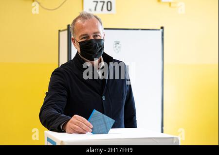 Torino, Italia. 17 ottobre 2021. Paolo Damilano, sindaco di Torino candidato alla coalizione di centro-destra, ha calato il suo voto in un seggio elettorale durante il periodo di scasso delle elezioni per scegliere il nuovo sindaco di Torino. I due candidati sono Stefano lo Russo per la coalizione di centro-sinistra e Paolo Damilano per la coalizione di centro-destra. Credit: Nicolò campo/Alamy Live News Foto Stock