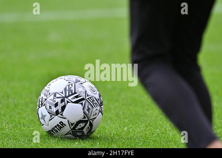 Alkmaar, Paesi Bassi. 17 ottobre 2021. ALKMAAR, PAESI BASSI - OTTOBRE 17: Matchball durante la partita olandese Eredivie tra AZ e FC Utrecht allo stadio AFAS il 17 Ottobre 2021 ad Alkmaar, Paesi Bassi (Foto di Patrick Goosen/Orange Pictures) Credit: Orange Pics BV/Alamy Live News Foto Stock