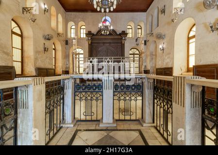 Altare della storica sinagoga ebraica Maimonides o della sinagoga di Stefano Moshe con ingresso in legno alla fine, quartiere Gamalia, il Cairo, Egitto Foto Stock