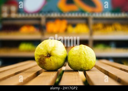 Vista frontale ravvicinata di salak fresco e succoso maturo adagiato su un pallet di legno nella sezione frutta e verdura del negozio di alimentari. Foto Stock