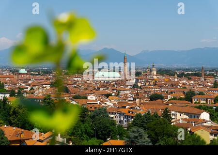 Panorama di Vicenza visto dal Monte Berico con montagne sullo sfondo Foto Stock