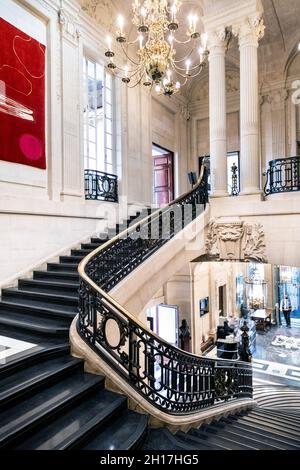 Scala in marmo nero e ricevimento alla British Academy, Carlton House Terrace, Londra, Regno Unito Foto Stock