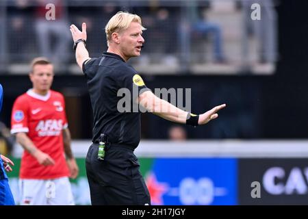 Alkmaar, Paesi Bassi. 17 ottobre 2021. ALKMAAR, PAESI BASSI - OTTOBRE 17: Arbitro Kevin Blom durante la partita olandese Eredivie tra AZ e FC Utrecht allo stadio AFAS il 17 Ottobre 2021 ad Alkmaar, Paesi Bassi (Foto di Patrick Goosen/Orange Pictures) Credit: Orange Pics BV/Alamy Live News Foto Stock