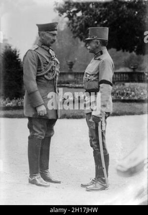 Fotografia datata 1916 che mostra il Kaiser Wilhelm II tedesco con il generale Franz Xaver Josef Graf Conrad von Hötzendorf dell'esercito austriaco che comandò l'esercito austro-ungarico sul fronte orientale contro la Russia durante l'offensiva di Brusilov Foto Stock