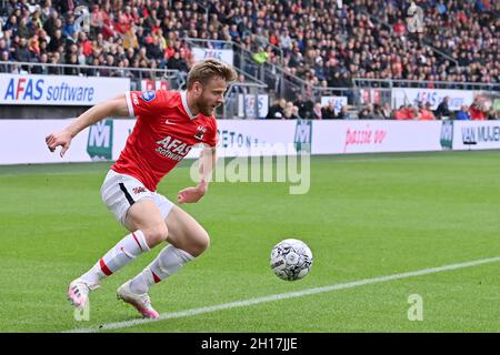 Alkmaar, Paesi Bassi. 17 ottobre 2021. ALKMAAR, PAESI BASSI - OTTOBRE 17: Fredrik Midtsjo di AZ durante la partita olandese Eredivie tra AZ e FC Utrecht allo stadio AFAS il 17 Ottobre 2021 ad Alkmaar, Paesi Bassi (Foto di Patrick Goosen/Orange Pictures) credito: Orange Pics BV/Alamy Live News Foto Stock