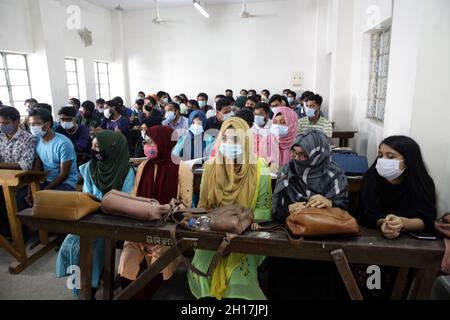 OTTOBRE 17,2021,DHAKA,BANGLADESH- le autorità universitarie di Dhaka hanno ripreso le classi fisiche la domenica, dopo quasi 18 mesi di chiusura covid-forzata. Spento Foto Stock