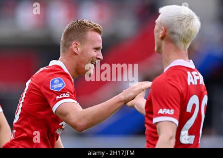 Alkmaar, Paesi Bassi. 17 ottobre 2021. ALKMAAR, PAESI BASSI - OTTOBRE 17: Dani De Wit di AZ festeggia il suo obiettivo con Albert Gudmundsson di AZ durante la partita olandese Eredivie tra AZ e FC Utrecht allo stadio AFAS il 17 ottobre 2021 ad Alkmaar, Paesi Bassi (Foto di Patrick Goosen/Orange Pictures) credito: Orange Pics BV/Alamy Live News Foto Stock