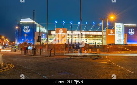 The Park End of Goodison Park, sede dell'Everton Football Club dal 1892. Preso durante una partita notturna con Burnley nel settembre 2021. Foto Stock