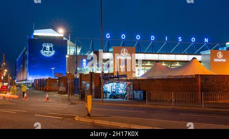 The Park End of Goodison Park, sede dell'Everton Football Club dal 1892. Preso durante una partita notturna con Burnley nel settembre 2021. Foto Stock