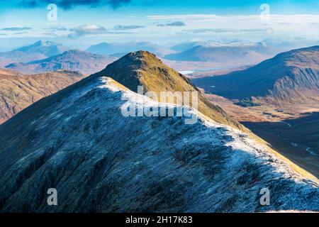 Walker scende da Rob Coire Raineach lungo la cresta di Buachaille Etive Beag tra Glencoe e Glen Etive, Scozia, con Stob Dubh sullo sfondo Foto Stock