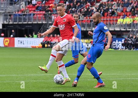 Alkmaar, Paesi Bassi. 17 ottobre 2021. ALKMAAR, PAESI BASSI - OTTOBRE 17: Jesper Karlsson di AZ durante la partita olandese Eredivie tra AZ e FC Utrecht allo stadio AFAS il 17 Ottobre 2021 ad Alkmaar, Paesi Bassi (Foto di Patrick Goosen/Orange Pictures) credito: Orange Pics BV/Alamy Live News Foto Stock