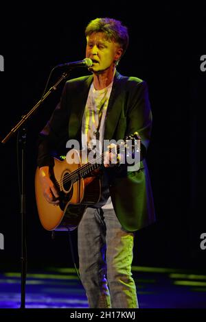 FORT LAUDERDALE, FL - OCTOBER16: John Waite suona al Parker il 16 ottobre 2021 a Fort Lauderdale, Florida. Credit: Mpi04/MediaPunch Foto Stock