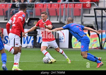 Alkmaar, Paesi Bassi. 17 ottobre 2021. ALKMAAR, PAESI BASSI - OTTOBRE 17: Jesper Karlsson di AZ durante la partita olandese Eredivie tra AZ e FC Utrecht allo stadio AFAS il 17 Ottobre 2021 ad Alkmaar, Paesi Bassi (Foto di Patrick Goosen/Orange Pictures) credito: Orange Pics BV/Alamy Live News Foto Stock