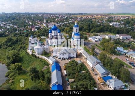 Vista dei templi dell'antico monastero di Bogolyubsky in una giornata di agosto soleggiata (fotografia aerea). Bogolyubovo, regione di Vladimir. Russia Foto Stock