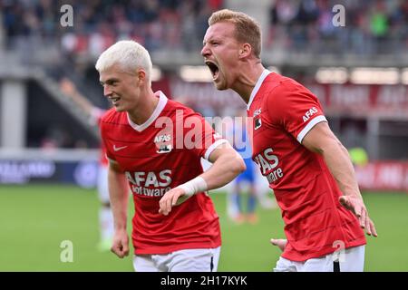 Alkmaar, Paesi Bassi. 17 ottobre 2021. ALKMAAR, PAESI BASSI - OTTOBRE 17: Dani De Wit di AZ festeggia il suo obiettivo con Albert Gudmundsson di AZ durante la partita olandese Eredivie tra AZ e FC Utrecht allo stadio AFAS il 17 ottobre 2021 ad Alkmaar, Paesi Bassi (Foto di Patrick Goosen/Orange Pictures) credito: Orange Pics BV/Alamy Live News Foto Stock