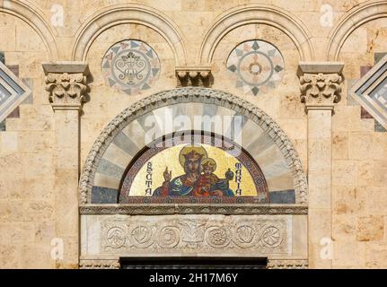 Particolare della facciata riccamente decorata della Cattedrale di Santa Maria Assunta a Cagliari Foto Stock