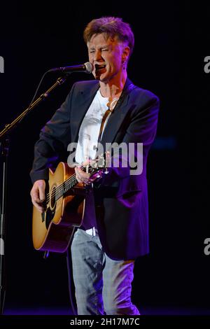 FORT LAUDERDALE, FL - OCTOBER16: John Waite suona al Parker il 16 ottobre 2021 a Fort Lauderdale, Florida. Credit: Mpi04/MediaPunch Foto Stock