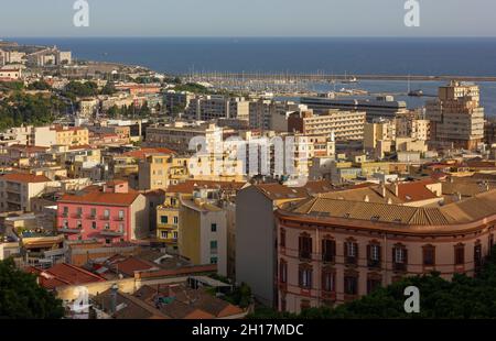 CAGLIARI, Italia - 06 luglio 2021: Vista panoramica sulla città di Cagliari, Italia, dal quartiere Castello Foto Stock