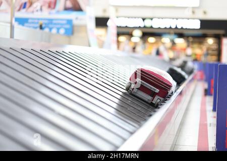 Valigia confezionata su elastico al primo piano dell'aeroporto Foto Stock