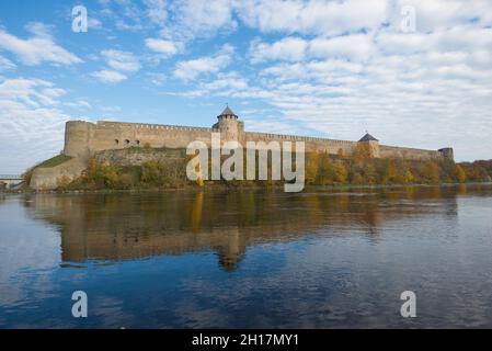 Vista del vecchio confine Ivangorod fortezza in una soleggiata giornata di ottobre. Regione di Leningrad, Russia Foto Stock