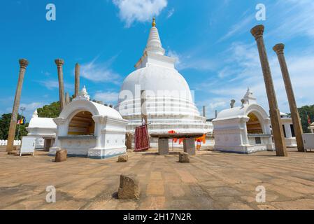 ANURADHAPURA, SRI LANKA - 06 FEBBRAIO 2020: All'antica Thuparama Dagaba Thuparam in una giornata di sole Foto Stock