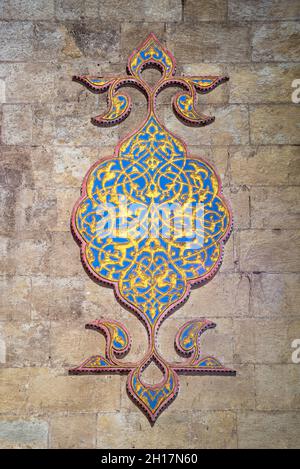 Decorazioni in stucco dorato e blu con motivi floreali scolpite nel muro della moschea al Rifai, il vecchio Cairo, Egitto Foto Stock