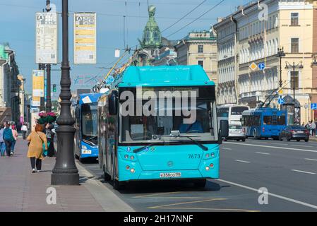 SAN PIETROBURGO, RUSSIA - 06 10 GIUGNO 2021: Trasporto pubblico urbano a una fermata sulla prospettiva Nevsky in un giorno di giugno soleggiato Foto Stock