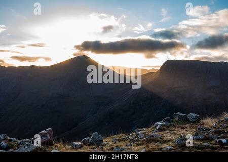 Buachaille Etive Mor visto al tramonto da Buachaille Etive Beag a Glencoe, Scozia Foto Stock