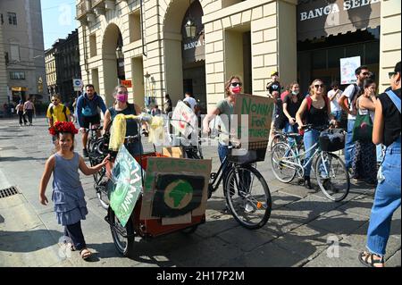 TORINO, ITALIA - 24 settembre 2021: Uno sciopero globale contro il cambiamento climatico a Torino, il "venerdì per un futuro" Foto Stock