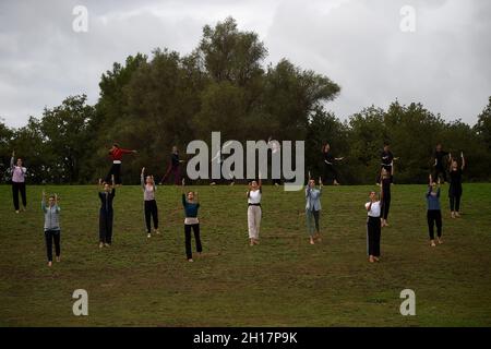 Olympia, Grecia. 17 ottobre 2021. Artisti durante le prove di vestito per l'illuminazione della fiamma olimpica nell'antica Olimpia, il luogo di nascita degli antichi Giochi Olimpici. La fiamma sarà trasportata da una torcia a Pechino, in Cina, dove le Olimpiadi invernali avranno luogo dal 4 al 20 febbraio 2022. Credit: Angelos Tzortzinis/dpa/Alamy Live News Foto Stock