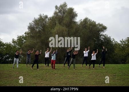 Olympia, Grecia. 17 ottobre 2021. Artisti durante le prove di vestito per l'illuminazione della fiamma olimpica nell'antica Olimpia, il luogo di nascita degli antichi Giochi Olimpici. La fiamma sarà trasportata da una torcia a Pechino, in Cina, dove le Olimpiadi invernali avranno luogo dal 4 al 20 febbraio 2022. Credit: Angelos Tzortzinis/dpa/Alamy Live News Foto Stock