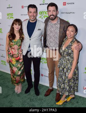 VAN NUYS, LOS ANGELES, CALIFORNIA, USA - OTTOBRE 16: L'attrice Zooey Deschanel, Jonathan Scott, Drew Scott e Linda Phan arrivano al Environmental Media Association (EMA) Awards Gala 2021 che si è tenuto a GEARBOX LA il 16 ottobre 2021 a Van Nuys, Los Angeles, California, Stati Uniti. (Foto di Image Press Agency) Foto Stock