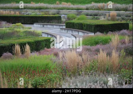 BOTTROP, GERMANIA - 21 AGOSTO 2021: Piantare in stile perenne prato progettato da Piet Oudolf nel Parco pubblico di Berna Foto Stock