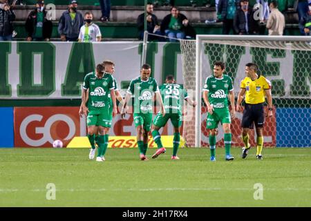 SC - Chapeco - 10/16/2021 - BRASILIANO NEL 2021, CHAPECOENSE X FORTALEZA - il giocatore di Chapecoense Rodriguinho celebra il suo obiettivo con i giocatori della sua squadra durante una partita contro Fortaleza allo stadio Arena Conda per il campionato brasiliano A 2021. Foto: Dinho Zanotto/AGIF/Sipa USA Foto Stock