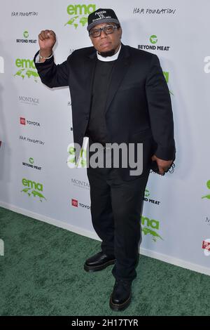 VAN NUYS, LOS ANGELES, CALIFORNIA, USA - OTTOBRE 16: Rev Yearwood arriva al premio Environmental Media Association (EMA) Awards Gala 2021, che si tiene presso IL CAMBIO LA il 16 ottobre 2021 a Van Nuys, Los Angeles, California, Stati Uniti. (Foto di Image Press Agency/Sipa USA) Foto Stock