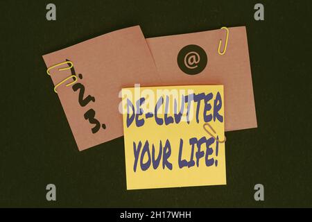 Segno di testo che mostra De Clutter Your Life. Vetrina aziendale rimuovere gli articoli non necessari da luoghi disordinati o sovraffollati più assortiti collezione Foto Stock