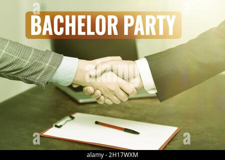 Scrittura visualizzazione testo Bachelor Party. Business Concept Party dato per un uomo che sta per sposarsi Stag notte due professionale ben vestito Foto Stock