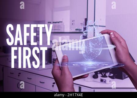Testo della scrittura a mano sicurezza prima di tutto. Foto concettuale usato per dire che la cosa più importante è essere sicuro uomo in uniforme che tiene in piedi Tablet tipizzazione Foto Stock