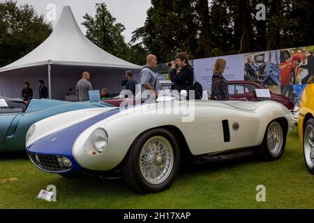 1955 Ferrari 750 Monza Spider di Scaglietti in mostra al Concours d’Elegance tenutosi a Palazzo Blenheim il 5 settembre 2021 Foto Stock