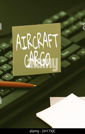 Testo che mostra ispirazione aereo Cargo. Internet Concept Freight Carrier AirMail trasporto merci attraverso l'aereo sviluppo di nuovo programma antivirus Foto Stock