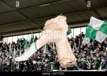 Rotterdam, Paesi Bassi. 17 ottobre 2021. ROTTERDAM, PAESI BASSI - OTTOBRE 17: Tifosi del FC Groningen durante la partita olandese Eredivie tra Sparta Rotterdam e FC Groningen a Het Kasteel il 17 Ottobre 2021 a Rotterdam, Paesi Bassi (Foto di Herman Dingler/Orange Pictures) Credit: Orange Pics BV/Alamy Live News Foto Stock