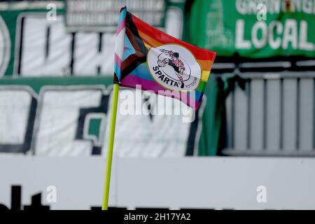 Rotterdam, Paesi Bassi. 17 ottobre 2021. ROTTERDAM, PAESI BASSI - OTTOBRE 17: Bandiera arcobaleno durante la partita olandese Eredivie tra Sparta Rotterdam e FC Groningen a Het Kasteel il 17 Ottobre 2021 a Rotterdam, Paesi Bassi (Foto di Herman Dingler/Orange Pictures) credito: Orange Pics BV/Alamy Live News Foto Stock