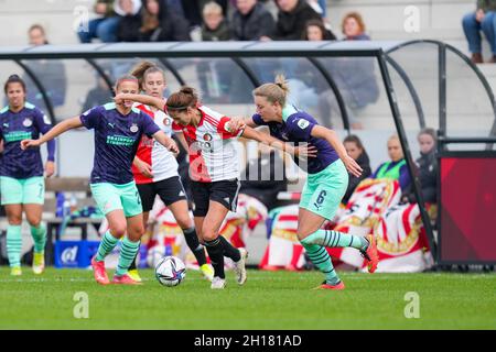 ROTTERDAM, PAESI BASSI - OTTOBRE 17: Pia Rijsdijk di Feyenoord, Maruschka Waldus di PSV Eindhoven durante la partita pure Energie Eredivie Vrouwen tra Feyenoord Rotterdam e PSV Eindhoven a Nieuw Varkenoord il 17 Ottobre 2021 a Rotterdam, Paesi Bassi (Foto di Yannick Verhoeven/Orange Pictures) Foto Stock