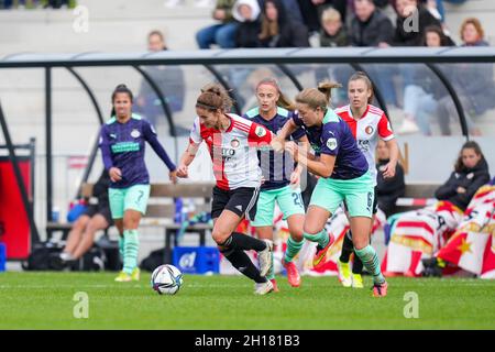 ROTTERDAM, PAESI BASSI - OTTOBRE 17: Pia Rijsdijk di Feyenoord, Maruschka Waldus di PSV Eindhoven durante la partita pure Energie Eredivie Vrouwen tra Feyenoord Rotterdam e PSV Eindhoven a Nieuw Varkenoord il 17 Ottobre 2021 a Rotterdam, Paesi Bassi (Foto di Yannick Verhoeven/Orange Pictures) Foto Stock