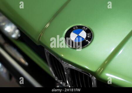 Izmir, Turchia - 21 giugno 2021: Primo piano di un logo BMW su una BMW 320 di colore verde prodotta in Germania tra 1975 e 1983 anni. Foto Stock