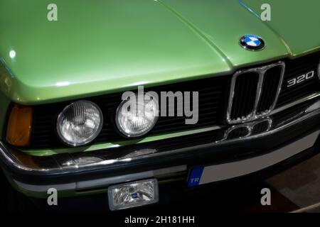 Izmir, Turchia - 21 giugno 2021: Primo piano di un BMW 320 auto verde marca fari che ha prodotto in Germania tra 1975 e 1983 anni. Editoriale Foto Stock