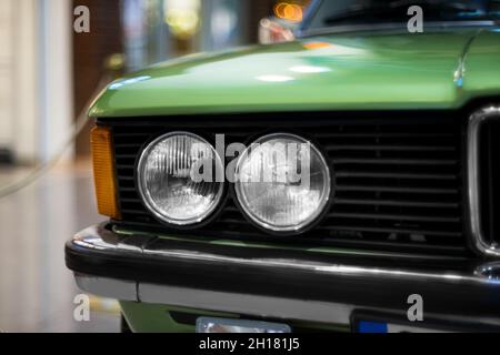 Izmir, Turchia - 21 giugno 2021: Primo piano di un BMW 320 auto verde marca fari che ha prodotto in Germania tra 1975 e 1983 anni. Editoriale Foto Stock