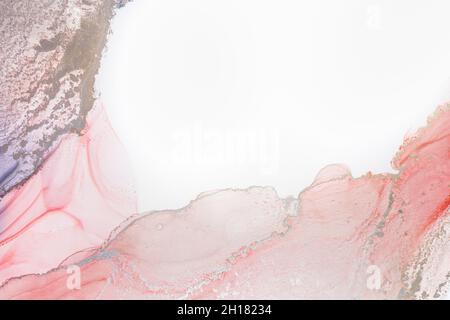 Pittura di arte fluida astratta nella tecnica dell'inchiostro dell'alcool, vernice blu mescolato, rosso e oro. La vernice ghiacciata mescola, intreccia i modelli e le macchie incredibili. Foto Stock