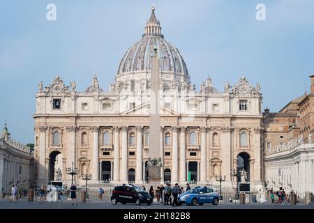 Roma, Italia - Settembre 29 2021: Scena tranquilla con il sole mattutino su Piazza San Pietro e la basilica di San Pietro nella Città del Vaticano. Foto Stock